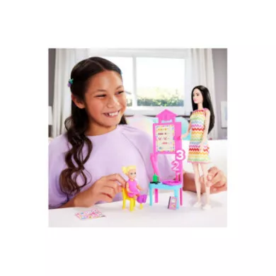 Barbie Carriere Insegnante – Bambola con Alunna, Lavagna e Accessori Educativi, Giocattolo 3+ Anni Mattel