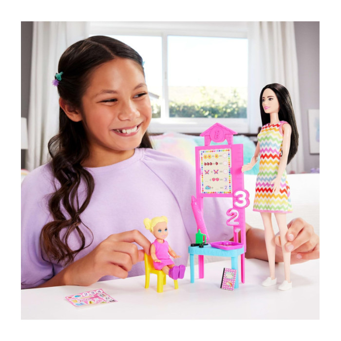Barbie Carriere Insegnante – Bambola con Alunna, Lavagna e Accessori Educativi, Giocattolo 3+ Anni Mattel