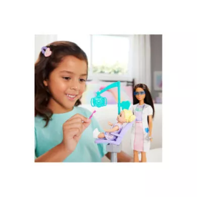 Barbie Carriere Dentista – Bambola Bruna con Alunna, Poltrona e Accessori Medici, Giocattolo 3+ Anni Mattel