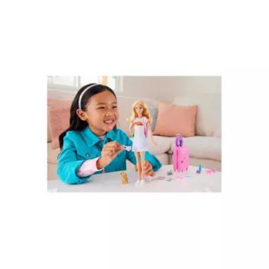 Barbie Set da Viaggio Malibu – Bambola con Cagnolino, Valigia e 10 Accessori da Viaggio Funzionanti Mattel 3+ Anni