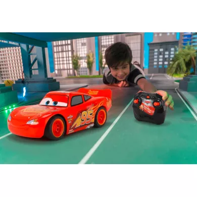 Cars 3 Saetta McQueen Turbo Rosso con Radiocomando 1:24