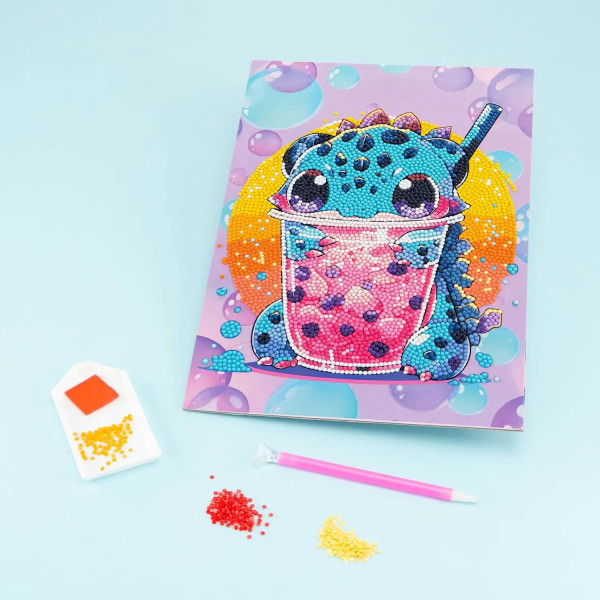 DIAMANTINY  Level Up Boba Tea Dragon - Kit Mosaico con Numeri e Gemme 3D, Gioco Creativo per Bambini 8+